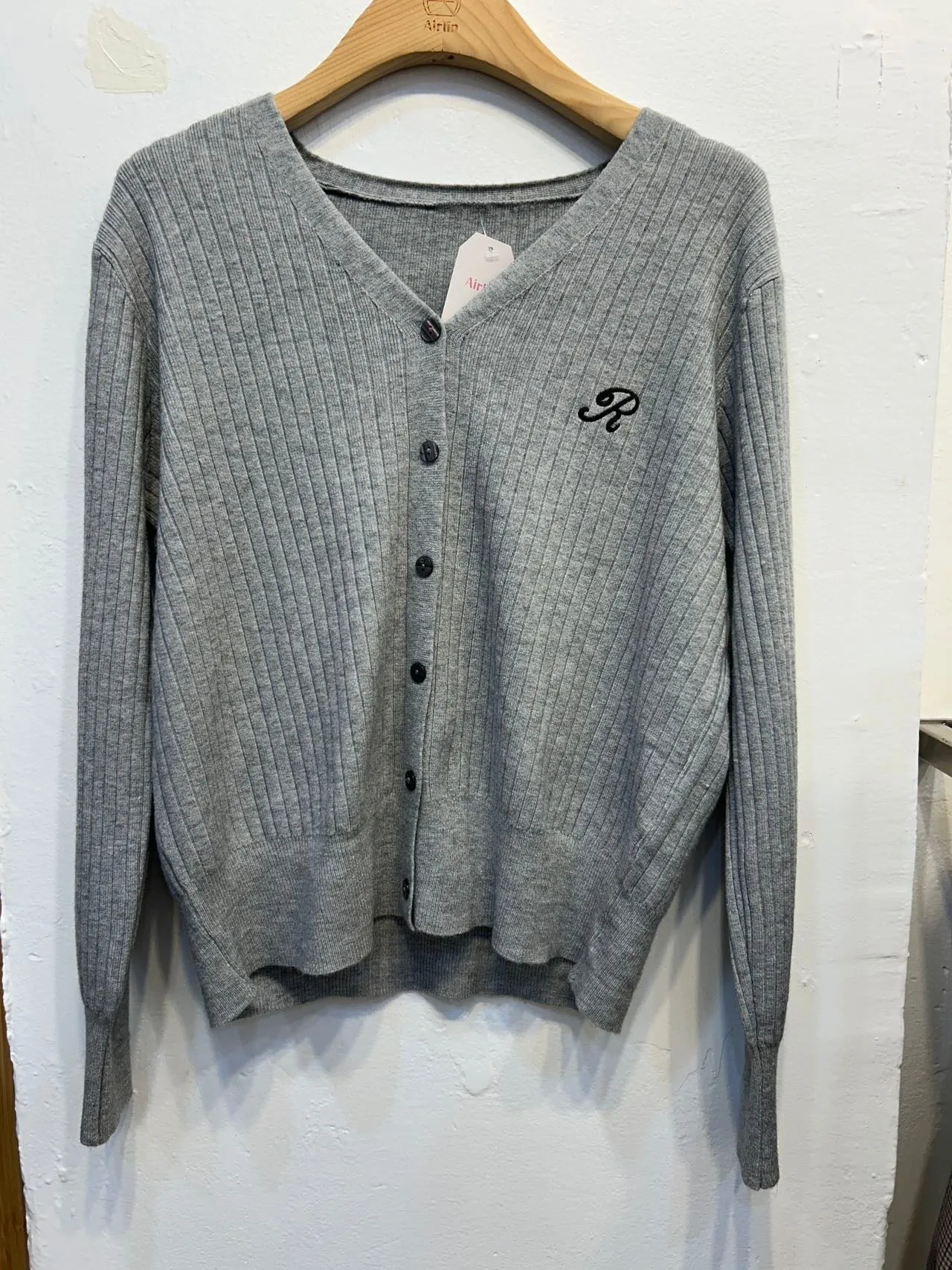 R logo kint cardigan